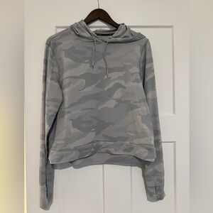 Spyder Active Cropped Hoodie Gray Camo Athletic Pullover Thumb Holes Size Medium
